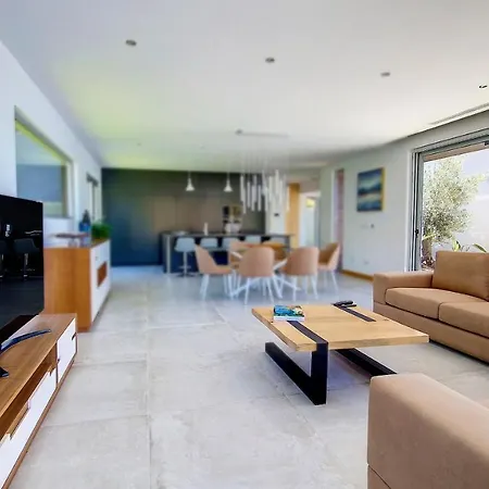 Blue Horizon By Lovelystay Вилла